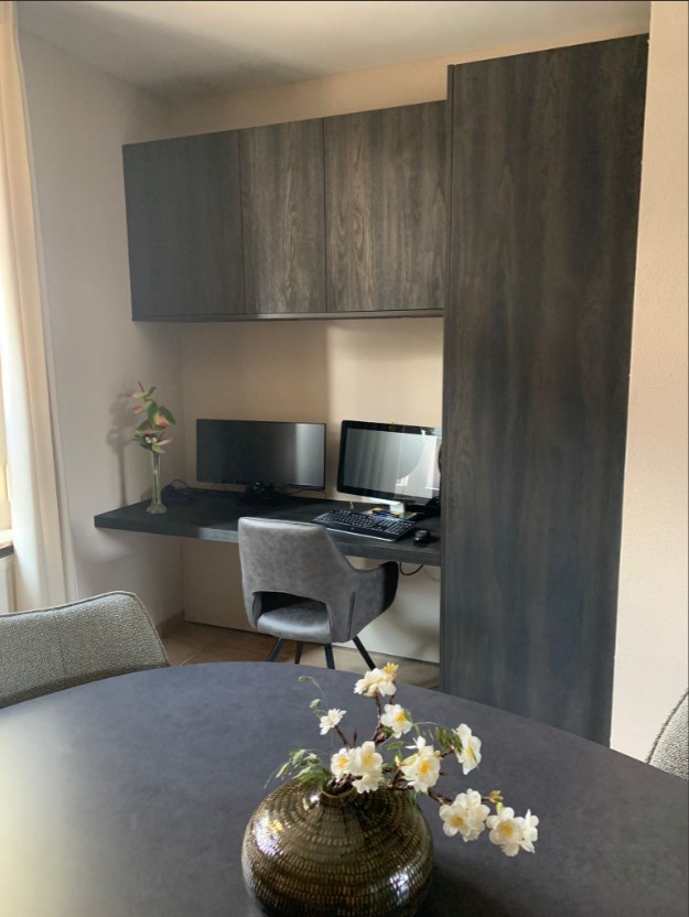 <p>Het bureau met de verlichting uit</p>